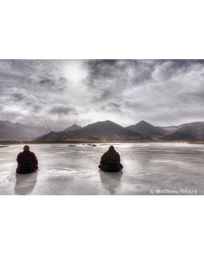 MR4445 Deux moines tibétains sur une rivière gelée