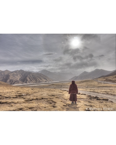 MR4443 Tibetan monk in front of the Amnye Machen Range