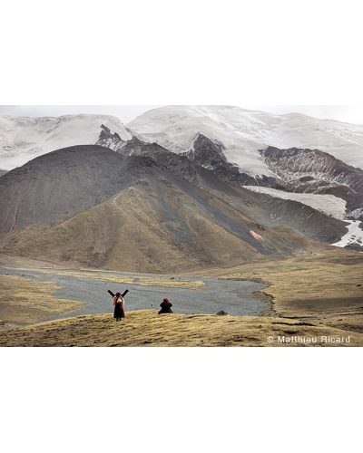 MR4446 Two Tibetan monks in front of the Amnye Machen Range