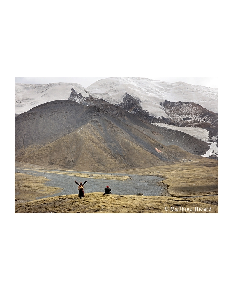 MR4446 Deux moines tibétains devant la chaîne de l’Amnyé Machène